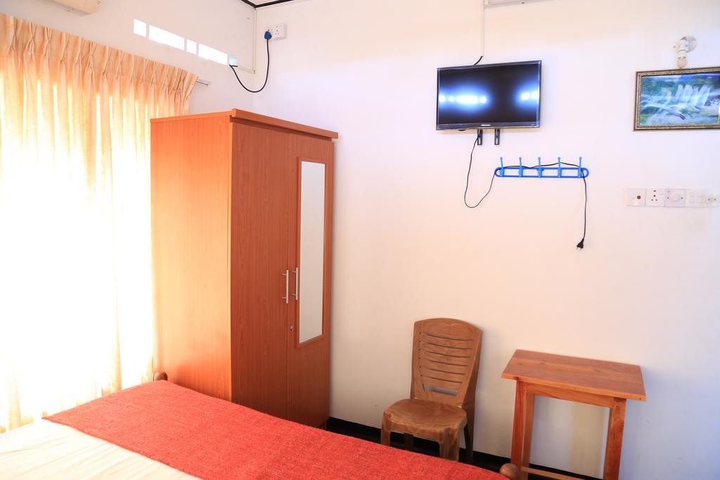 Yaarl Holiday Inn جافنا المظهر الخارجي الصورة