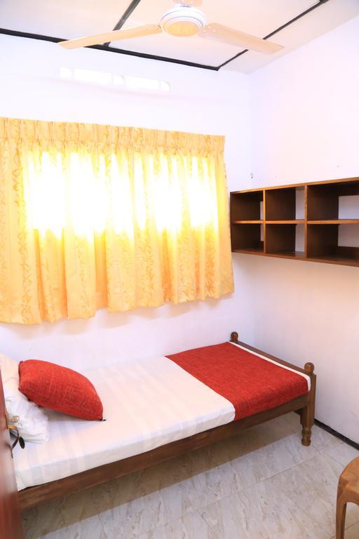 Yaarl Holiday Inn جافنا المظهر الخارجي الصورة